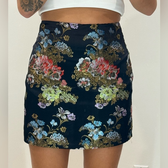 qued Dresses & Skirts - Floral Patterned Black Pencil Skirt